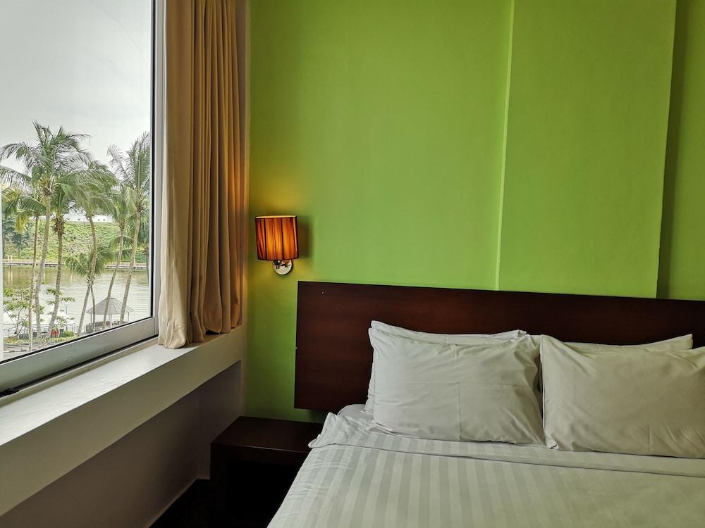 Tune Hotel - Waterfront Kuching Exterior foto